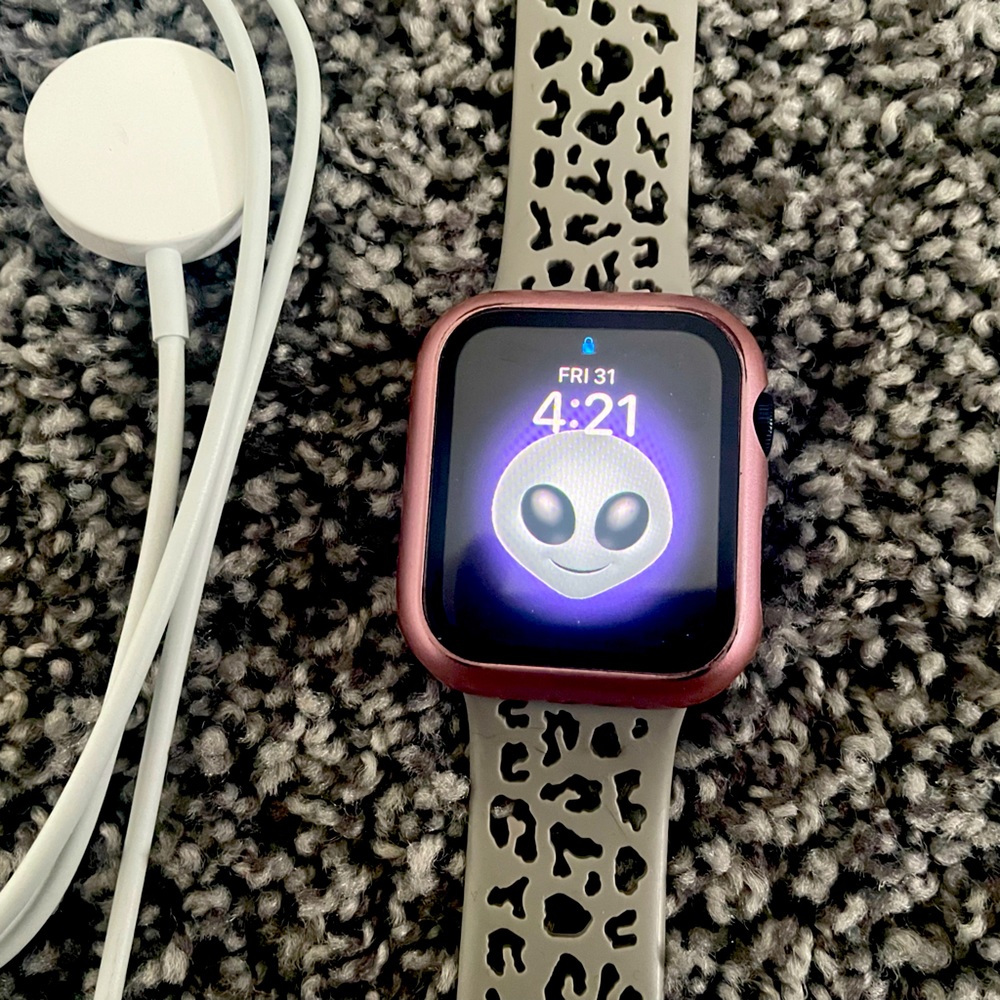 Apple Watch : SE 44mm w/accessories. 3 months old.